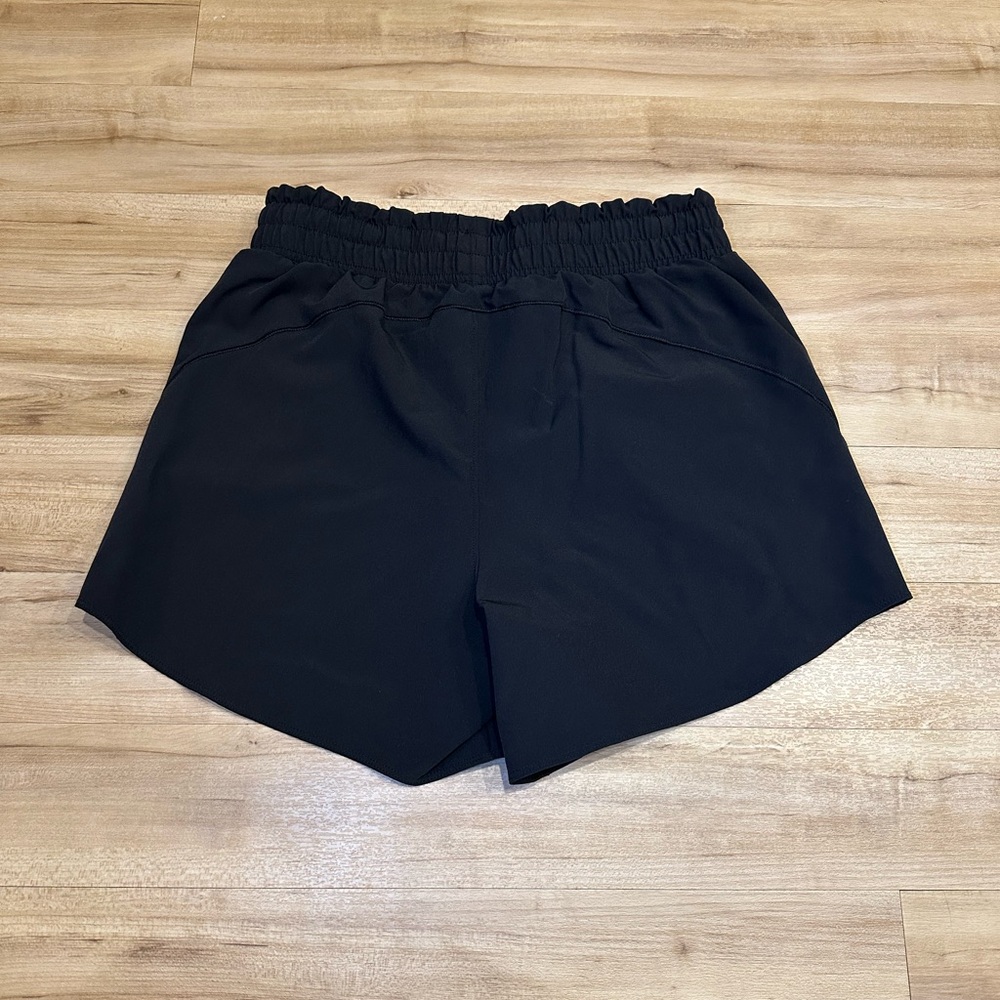 Under Armour Shorts Size Medium - Picture 2 of 2